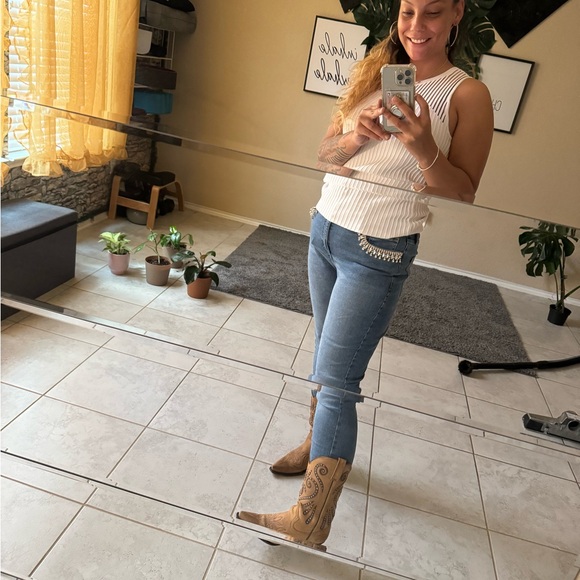 Meet your Posher, Alixandrea - Picture 4 of 4